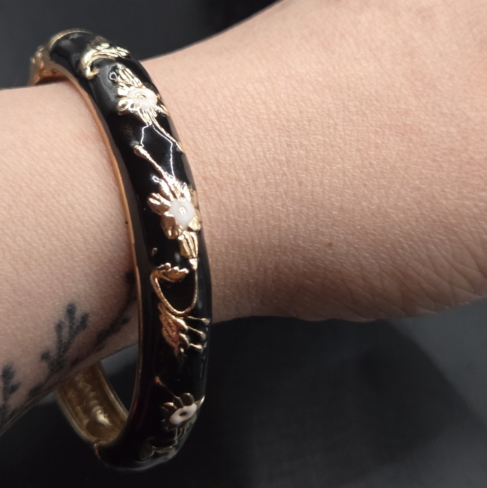 Vintage-Inspired Black Enamel Floral Bangle Bracelet ✨ Gold Tone Hinged